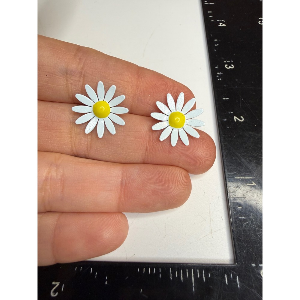 White Daisy Flower Stud Earrings Yellow Center Enamel Retro Floral Jewelry